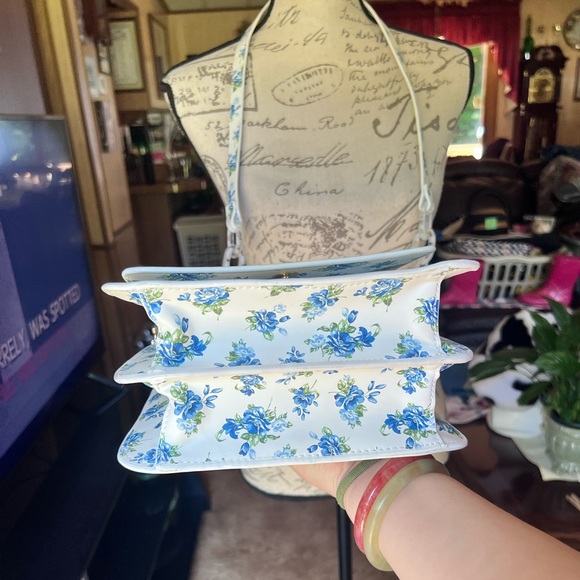 HOUSE OF WANT WE ARE CHIC VEGAN LEATHER TOP HANDLE CROSSBODY IN BLUE FLORAL. - Picture 10 of 17